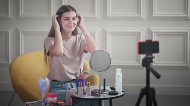Lindo Adolescente Belleza Blogger Está Compartiendo Tutorial Revisión Cosmética Con — Vídeos de Stock