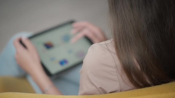 Kobieta Klient Przeglądając Sklep Internetowy Elektroniką Wyświetlaczu Tabletu Wybierając Nowy — Wideo stockowe