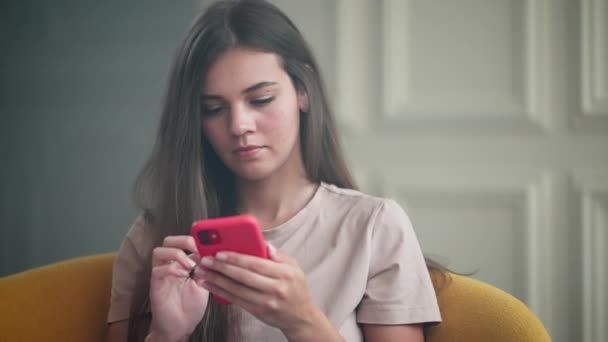 현대의 스마트폰을 아름다운 여성의 소녀는 미디어를 사용하고 외로움 인터넷 인터넷 — 비디오