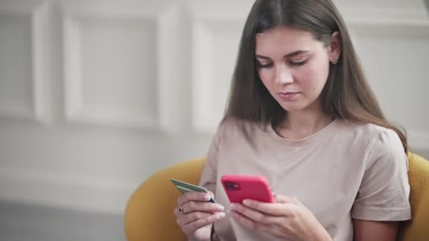 Dziewczyna Smartfonem Wprowadzającym Szczegóły Płatności Kartą Kredytową Złożeniu Zamówienia Sklepie — Wideo stockowe