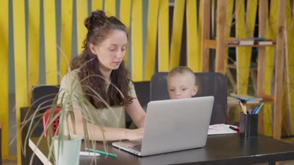 Madre Joven Ama Casa Está Trabajando Remotamente Desde Casa Trabajo — Vídeos de Stock