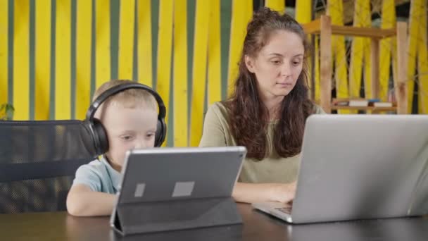 Familia Moderna Con Aparatos Electrónicos Casa Retrato Madre Joven Usando — Vídeo de stock