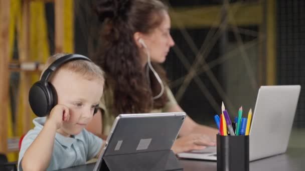 Niño Edad Preescolar Madre Niñera Están Utilizando Aparatos Electrónicos Modernos — Vídeos de Stock