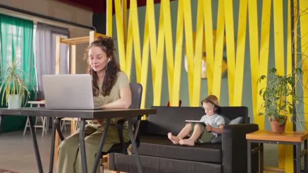 Utilizar Aparatos Electrónicos Modernos Familia Madre Que Comunica Línea Por — Vídeos de Stock