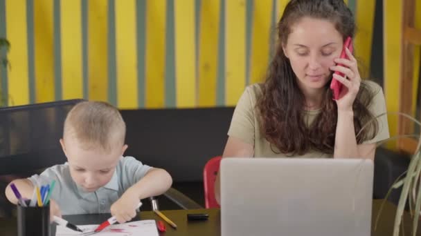 Multitasking Donna Sta Lavorando Casa Seduto Con Suo Bambino Chiamando — Video Stock