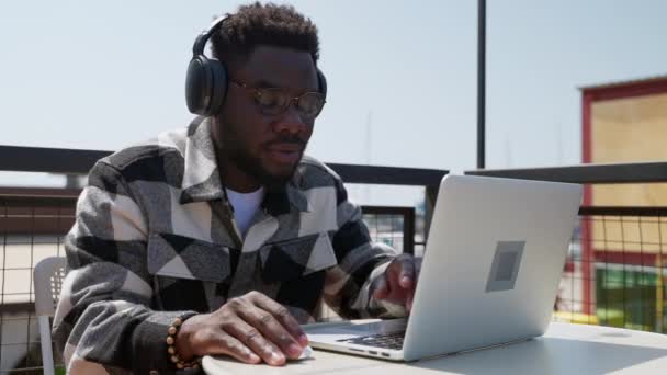 Hombre Negro Trabajando Remotamente Aire Libre Ciudad Hombre Freelancer Usando — Vídeos de Stock