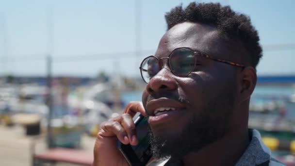 Foto Close Jovem Negro Sorrindo Ter Uma Conversa Telefônica Pessoa — Vídeo de Stock
