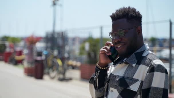 Fiatal Afro Amerikai Férfi Telefonál Szabadban Telefonon Beszél Vízparton Rakparttal — Stock videók