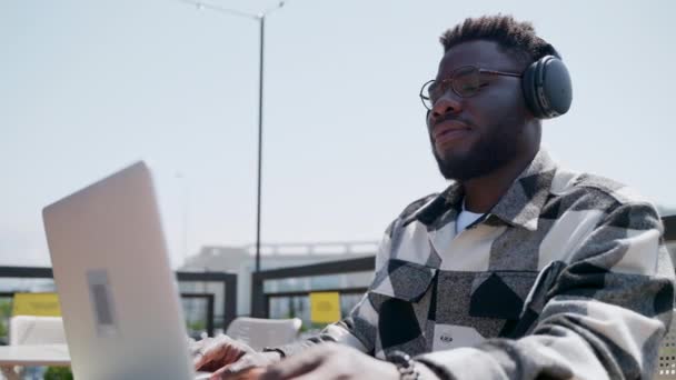Fiatal Afro Amerikai Férfi Lazít Szabadtéri Városi Kávézóban Élvezi Kedvenc — Stock videók