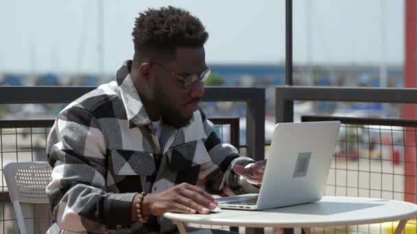 Homem Afro Americano Óculos Sentado Mesa Livre Usando Laptop Digitação — Vídeo de Stock