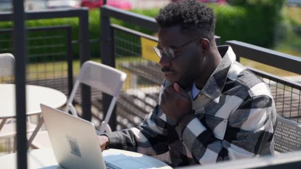 Afroamerikansk Man Glasögon Och Rutig Skjorta Arbetar Med Laptop Utomhus — Stockvideo