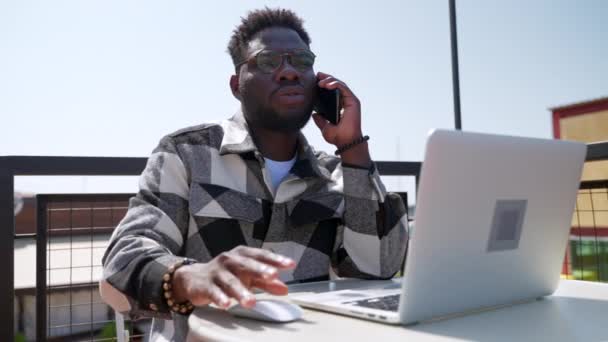 Movimento Lento Homem Ocupado Com Laptop Falando Telefone Empresário Afro — Vídeo de Stock