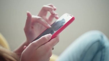 Modern akıllı telefonlu kadın internet kullanıcısının ellerini kapalı tutmak, dokunmatik ekranı kaydırmak ve kaydırmak, internette sörf yapmak, sosyal medyada resimleri görmek, internetten alışveriş yapmak, uygulamadan ürün sipariş etmek.
