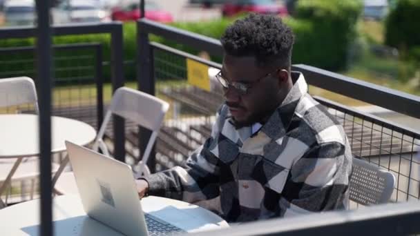 Concentrato Uomo Africano Americano Sta Lavorando Con Computer Portatile Caffè — Video Stock