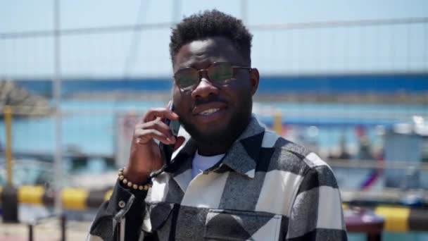 Πορτρέτο Του Χαρούμενος Νεαρός Αφρικανός Μιλώντας Από Κινητό Τηλέφωνο Στο — Αρχείο Βίντεο