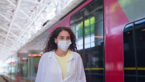 Pasajera Subirá Tren Mujer Pasajera Con Máscara Mirando Billete Electrónico — Vídeo de stock
