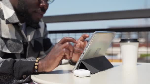 Uomo Afroamericano Sta Digitando Messaggio Sul Touchscreen Sensore Del Tablet — Video Stock