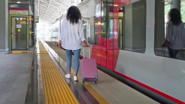 Giovane Donna Con Bagagli Sta Salire Sul Treno Cammina Sul — Video Stock