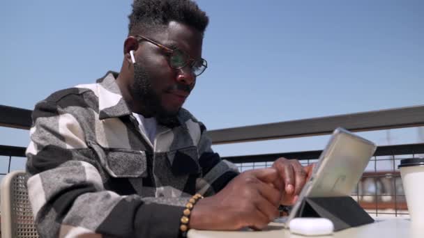 Intelligente Uomo Nero Con Gli Occhiali Sta Navigando Internet Tablet — Video Stock