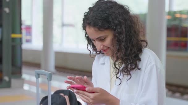 Joyeux Jeune Femme Vérifiant Ses Messages Téléphone Souriant Jolie Brune — Video