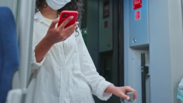 Mulher Passageira Com Mala Vestíbulo Comboio Menina Máscara Verificando Mensagens — Vídeo de Stock