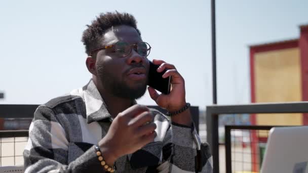 Retrato Del Hombre Negro Hablando Por Teléfono Móvil Trabajando Distancia — Vídeos de Stock