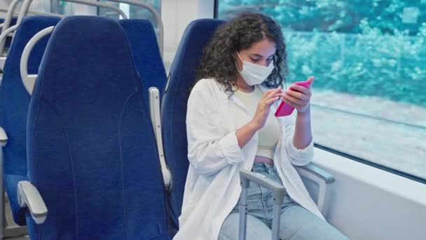 Νεαρή Γυναίκα Ταξιδεύει Τρένο Περνάει Χρόνο Στα Μέσα Κοινωνικής Δικτύωσης — Αρχείο Βίντεο
