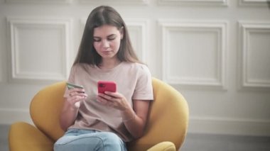 İnternet üzerinden kredi kartıyla internet üzerinden ödeme yapmak, genç bir kadının internet üzerinden banka kartı verilerini girmesi, faturaları ödemesi ve internetten mal sipariş etmesi, akıllı telefondan uzaktan alışveriş yapması.