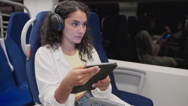 Hübsche Brünette Mit Tablet Computer Zug Nachtfahrt Passagierin Trägt Drahtlose — Stockvideo