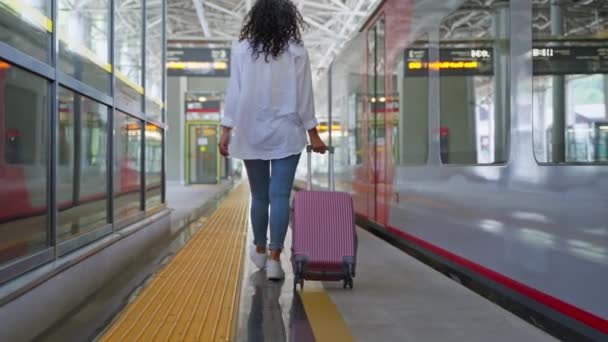 Zeitlupenaufnahme Einer Reisenden Mit Rollendem Koffer Die Mit Einem Modernen — Stockvideo
