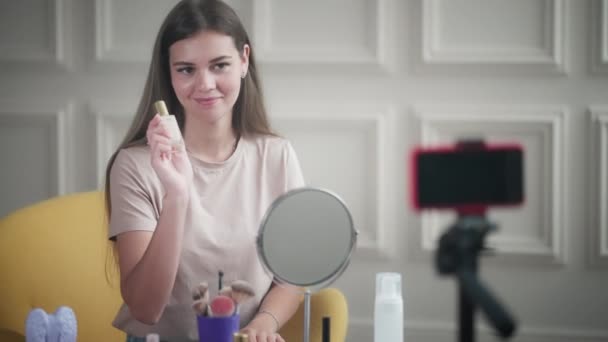 Blogger Kecantikan Dan Influencer Meninjau Dasar Untuk Makeup Rekaman Blog — Stok Video