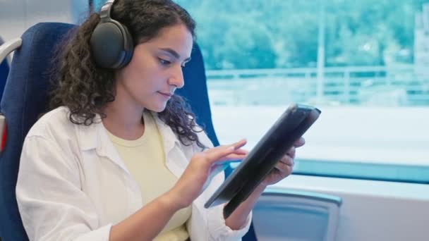 Νεαρή Γυναίκα Κάνει Ένα Ταξίδι Τρένο Ακούει Μουσική Ασύρματα Ακουστικά — Αρχείο Βίντεο