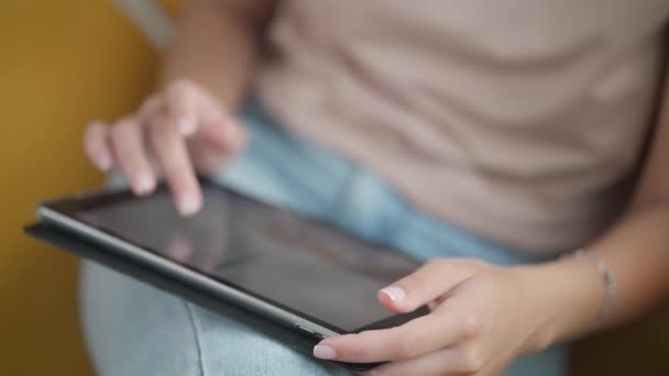 Крупный План Женщины Использующей Планшетный Компьютер Выбрать Новый Смартфон Интернет — стоковое видео
