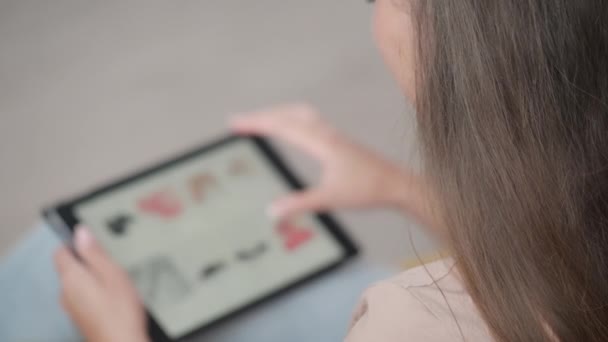 Νεαρή Γυναίκα Που Χρησιμοποιεί Tablet Και Κύλιση Κάτω Από Τον — Αρχείο Βίντεο