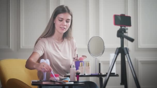 化妆大师正在为她的美容博客 在线流媒体 智能手机录音 化妆品品牌的少女影响者 社交媒体上的合作和广告录音 — 图库视频影像