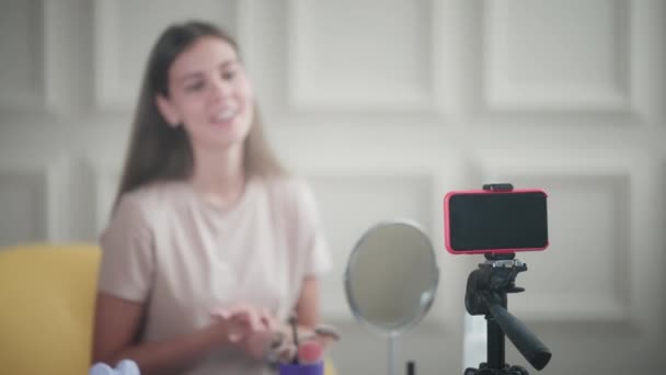 Wanita Karismatik Muda Adalah Merekam Blog Kecantikan Memfilmkan Dirinya Dengan — Stok Video