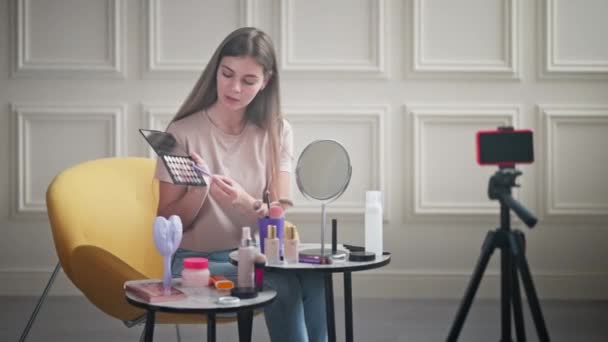 Artista Maquillaje Profesional Está Transmitiendo Las Redes Sociales Grabación Revisión — Vídeo de stock