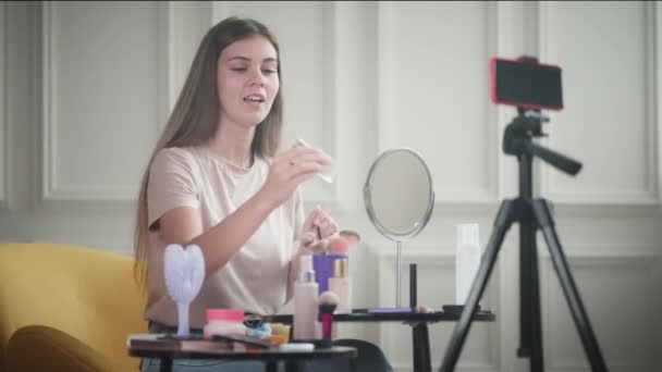 Blogger Adolescente Positiva Belleza Influencer Está Grabando Nueva Revisión Tutorial — Vídeos de Stock