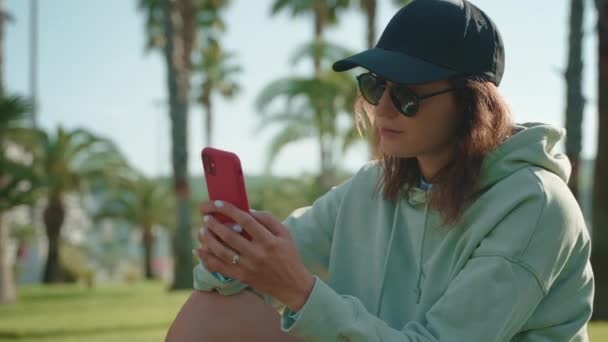 Wanita Muda Dalam Pakaian Sporty Kacamata Hitam Dan Topi Menikmati — Stok Video