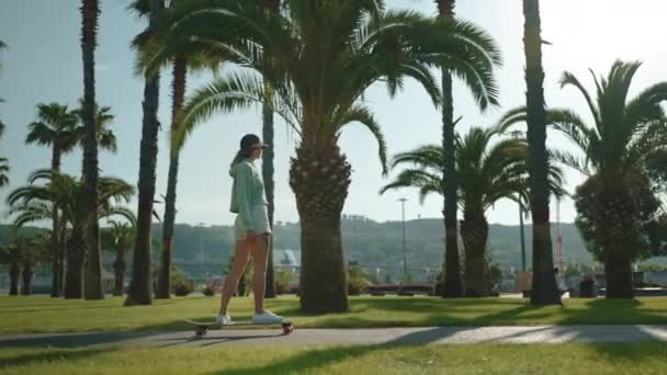 Αργή Κίνηση Βολή Μιας Νεαρής Γυναίκας Skateboarding Στο Πάρκο Παλάμες — Αρχείο Βίντεο
