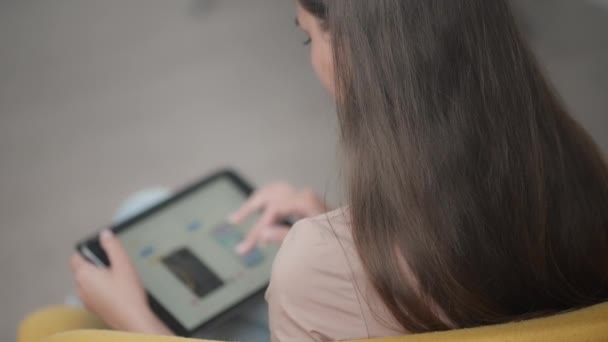 Nternetten Tablet Üzerinden Alışveriş Yapan Bir Kız Genç Bir Kadın — Stok video