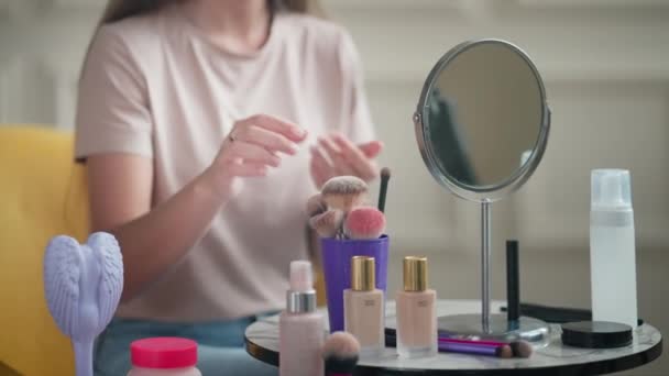 没有一个妇女化妆艺术家的面部照 她给出化妆说明和粉刷和铅笔的信息 分享美丽博客的经验 — 图库视频影像
