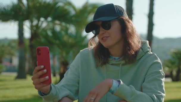 Sportif Görünüşlü Genç Bir Kadının Akıllı Telefonuyla Arkadaşça Görüntülü Bir — Stok video