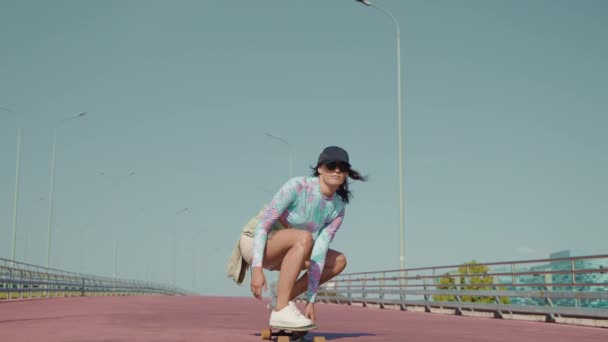 스포츠 도시에서 보드를 동작으로 스케이트보드에 웅크리고 풍경에서 스케이트타는 사람의 초상화 — 비디오