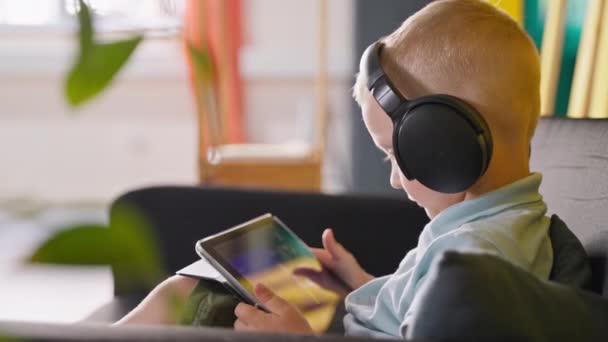 Lazer Casa Com Gadgets Menino Criança Sentado Sofá Assistindo Desenhos — Vídeo de Stock