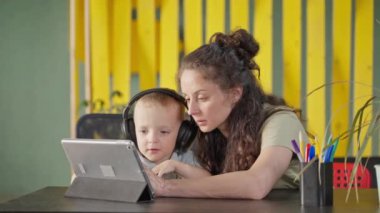 Anne tablet bilgisayarında, büyük kablosuz kulaklık takan küçük oğlunu bulmak için faydalı oyunlar, uygulamalar ya da çizgi filmler arıyor. Boş zaman ve öğrenim araçları