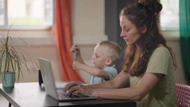 Jonge Vrouw Babysittend Zoontje Werkend Met Laptop Moeder Moet Thuis — Stockvideo