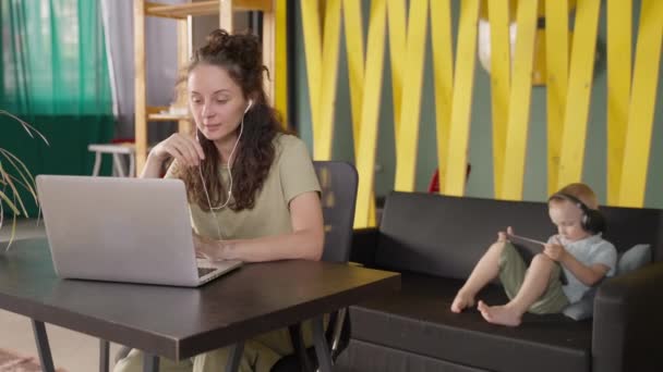 Мать Фрилансер Работает Интернете Видео Разговор Ноутбуке Время Маленький Сын — стоковое видео