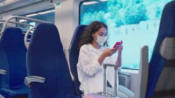 Joven Estudiante Está Montando Tren Sentado Asiento Ventana Usando Teléfono — Vídeo de stock