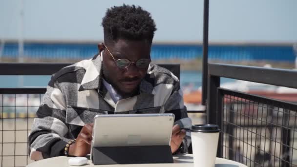 Giovane Uomo Colore Con Auricolari Wireless Utilizzando Computer Tablet Rilassa — Video Stock